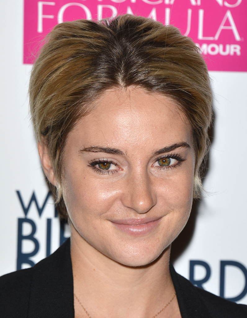 Une raie au milieu - cheveux courts sur tapis rouge : shailene woodley