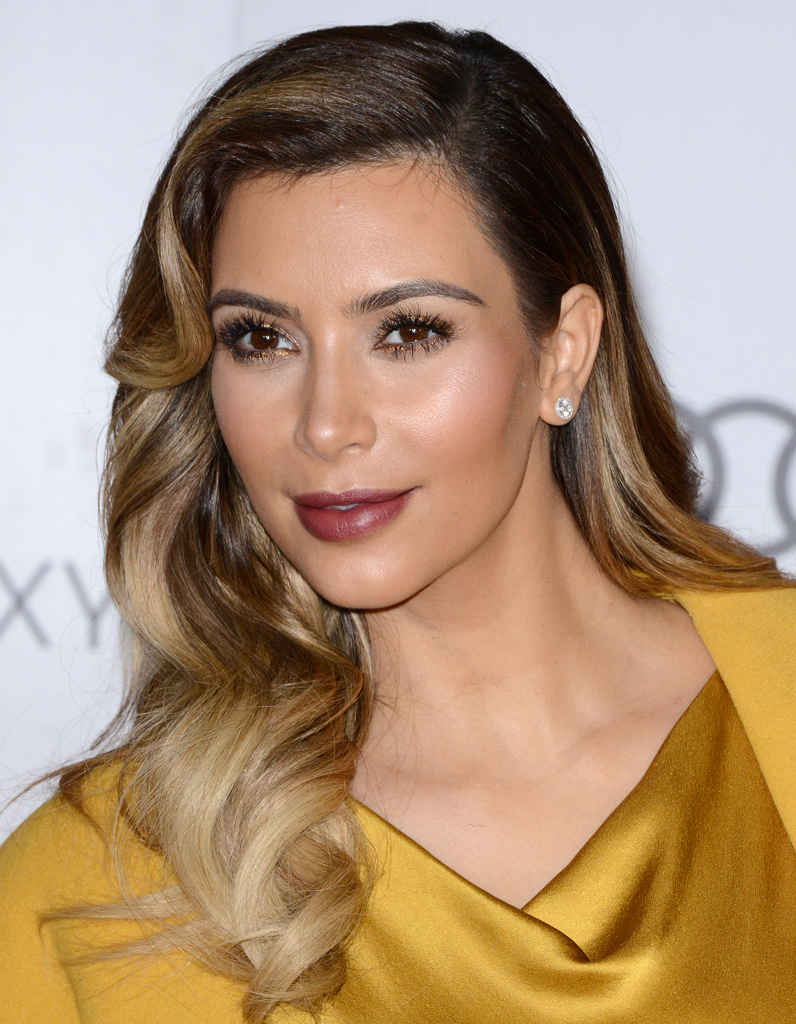 Kim Kardashian les cheveux bouclés