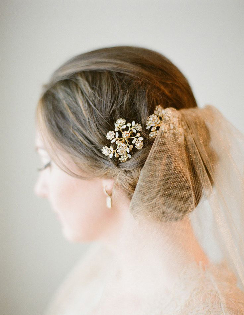 Chignon de mariée cheveux milongs Je veux un joli chignon de mariée ! Elle