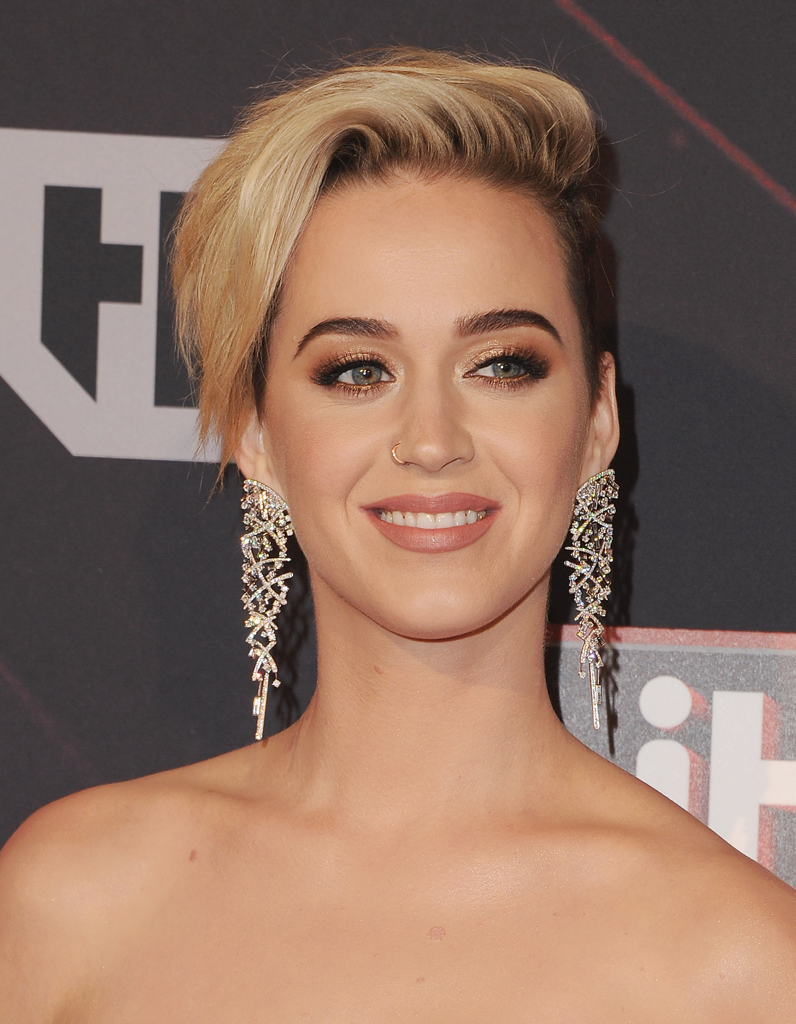 Katy Perry explique pourquoi elle a coupé ses cheveux et
