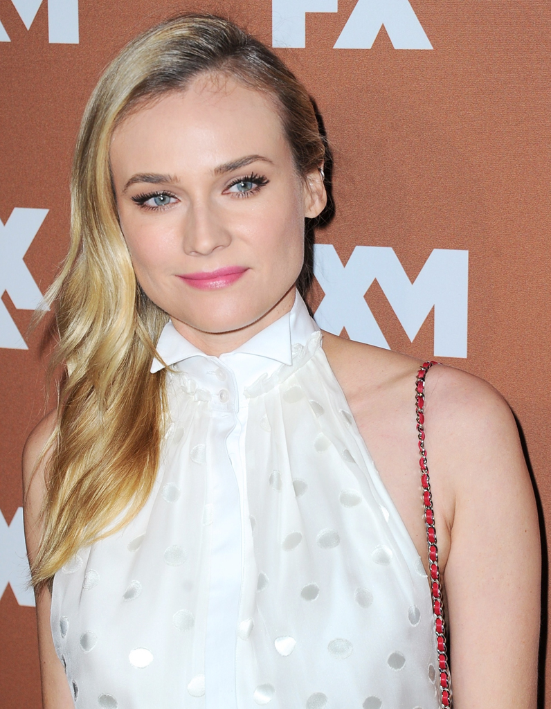 Le one shoulder - Diane Kruger : ses 35 coiffures qui nous Le one shoulder - Diane Kruger : ses 35 coiffures qui nous