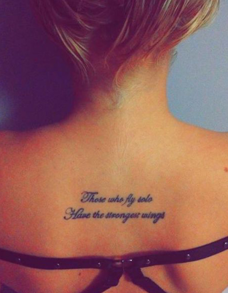 Tatouage phrase discret entre les deux omoplates 30 jolis messages à