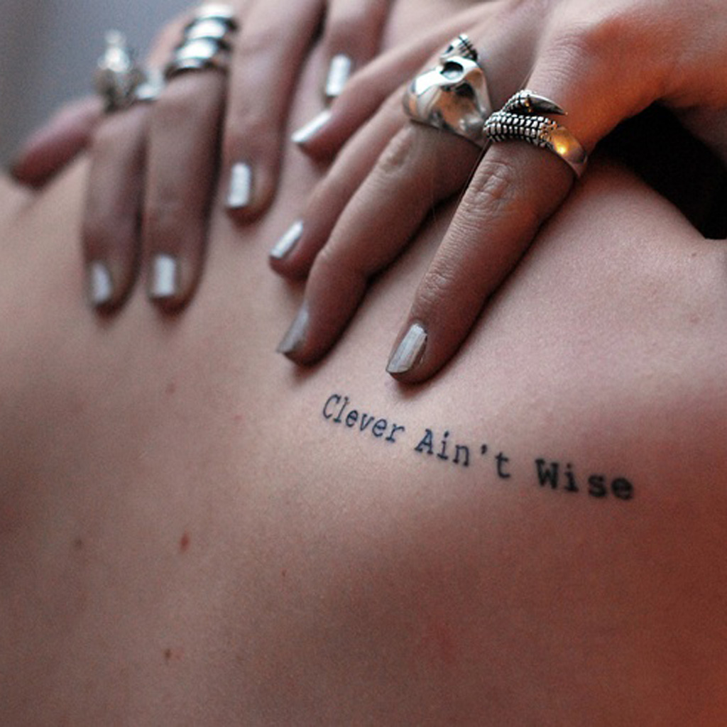 Tatouage phrase sur le haut du dos
