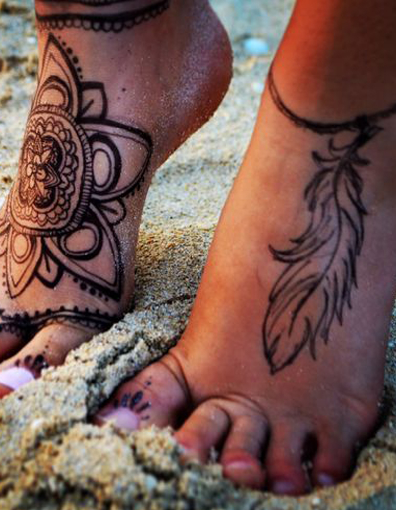 Tatouage plume pied