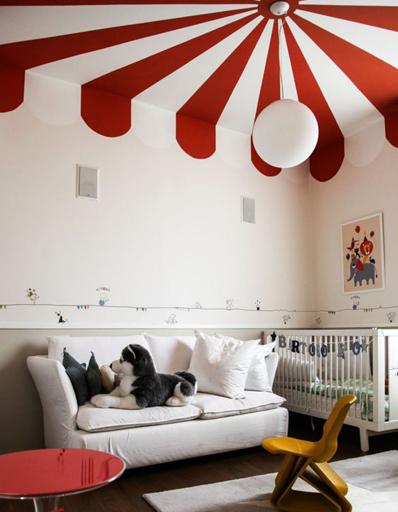 Un plafond rouge et blanc pour un esprit cirque chez les enfants ...