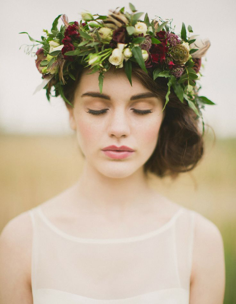 Des fleurs rouges dans les cheveux pour un mariage Des fleurs dans les cheveux pour un mariage