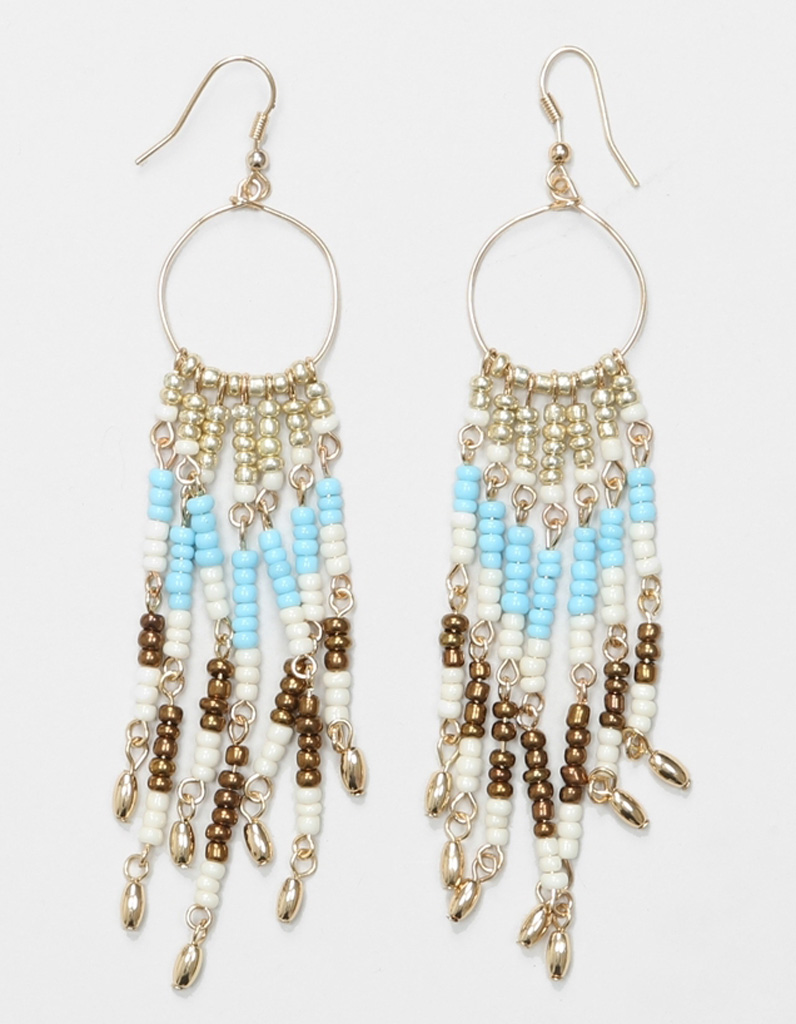 Boucle d oreille Atout chic par excellence, les boucles d’oreilles se déclinent à l’infini dans leur style et dans leur forme pour habiller vos lobes de manière élégante et sublimer votre visage.