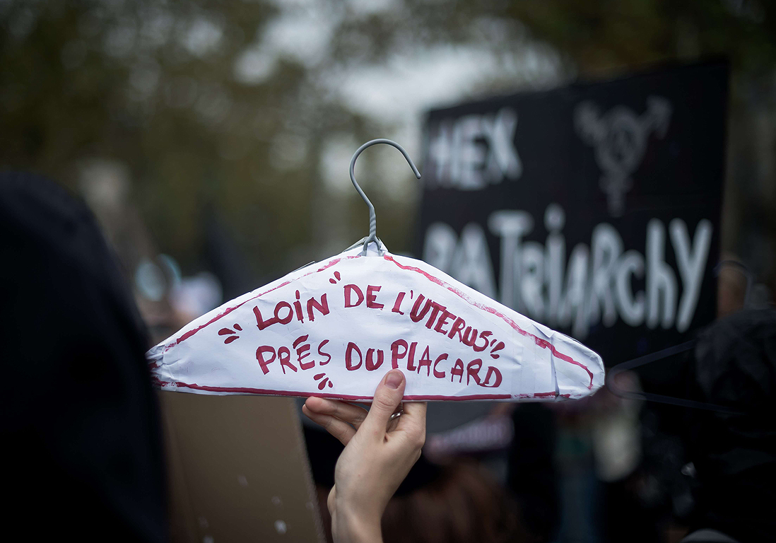 Pourquoi Le Cintre Est Le Symbole De L Avortement Connaissez-vous ces symboles féministes ? - Elle