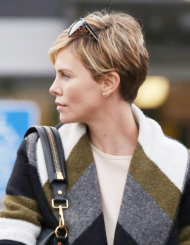 Charlize Theron, les cheveux blonds méchés de brun - Coupe 